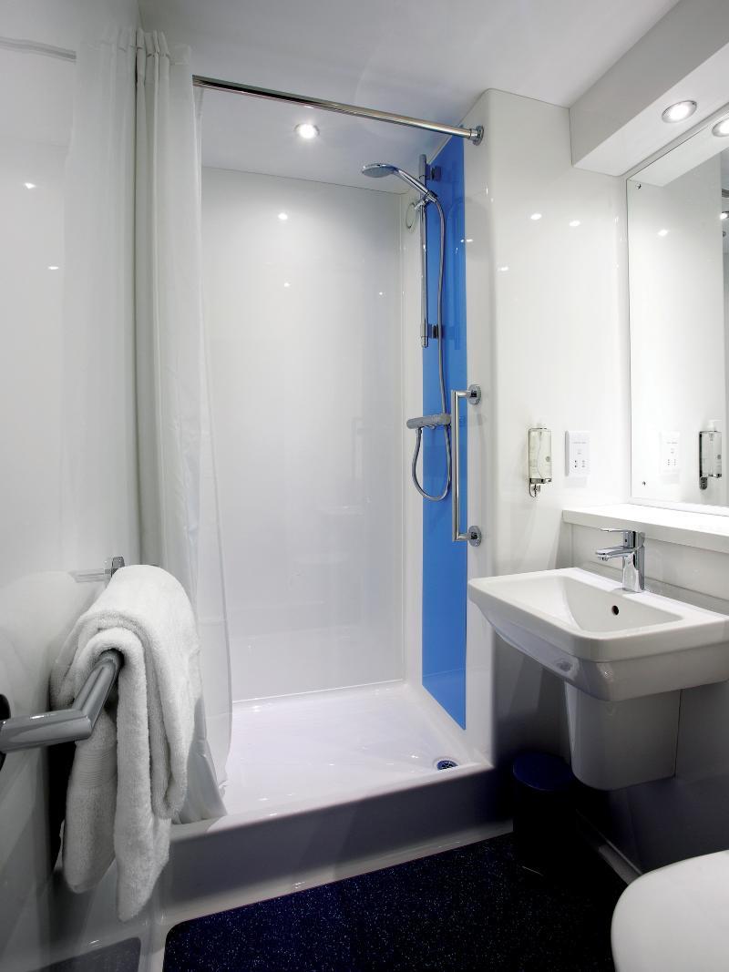 Travelodge London Raynes Park Exterior foto